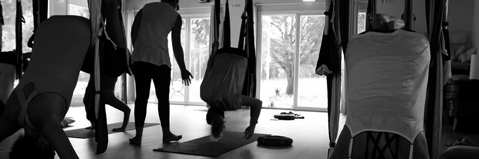 clase práctica de yoga aéreo